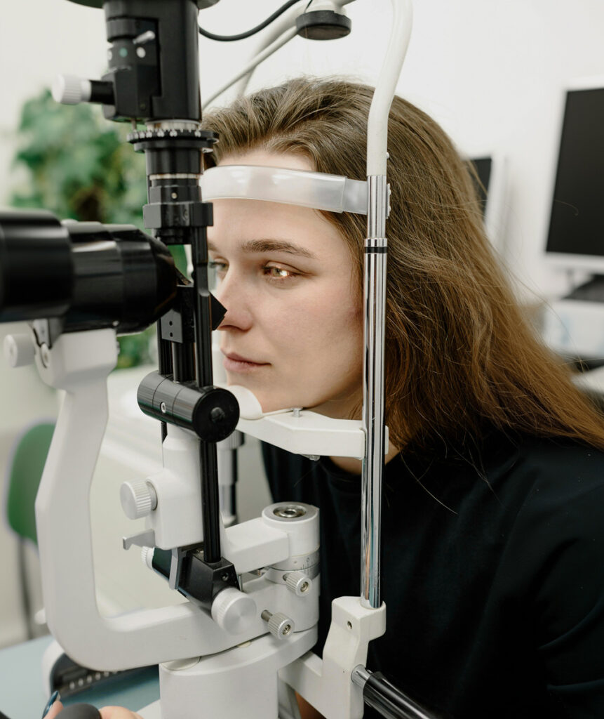 Präzise Augenuntersuchung mit moderner Spaltlampe im Ophthalmologicum Dresden. Früherkennung von Augenkrankheiten durch spezialisierte Diagnosetechnik in Ihrer Augenarztpraxis in Dresden Blasewitz.
